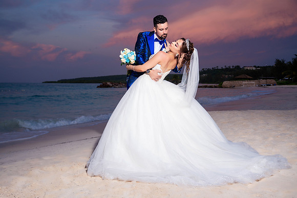 alt="destination wedding at Royalton blue waters"